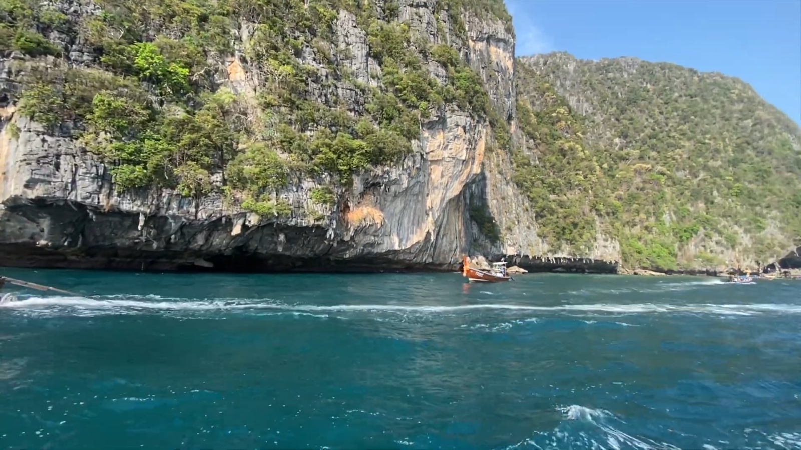 Beat the Crowds: An Unforgettable Sunrise Speedboat Tour of the Phi Phi Islands
